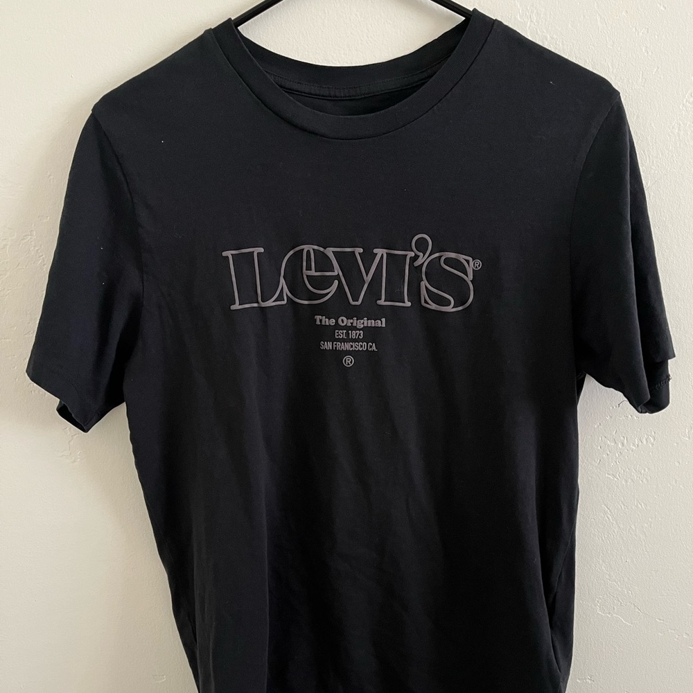 Levi’s Black T-shirt